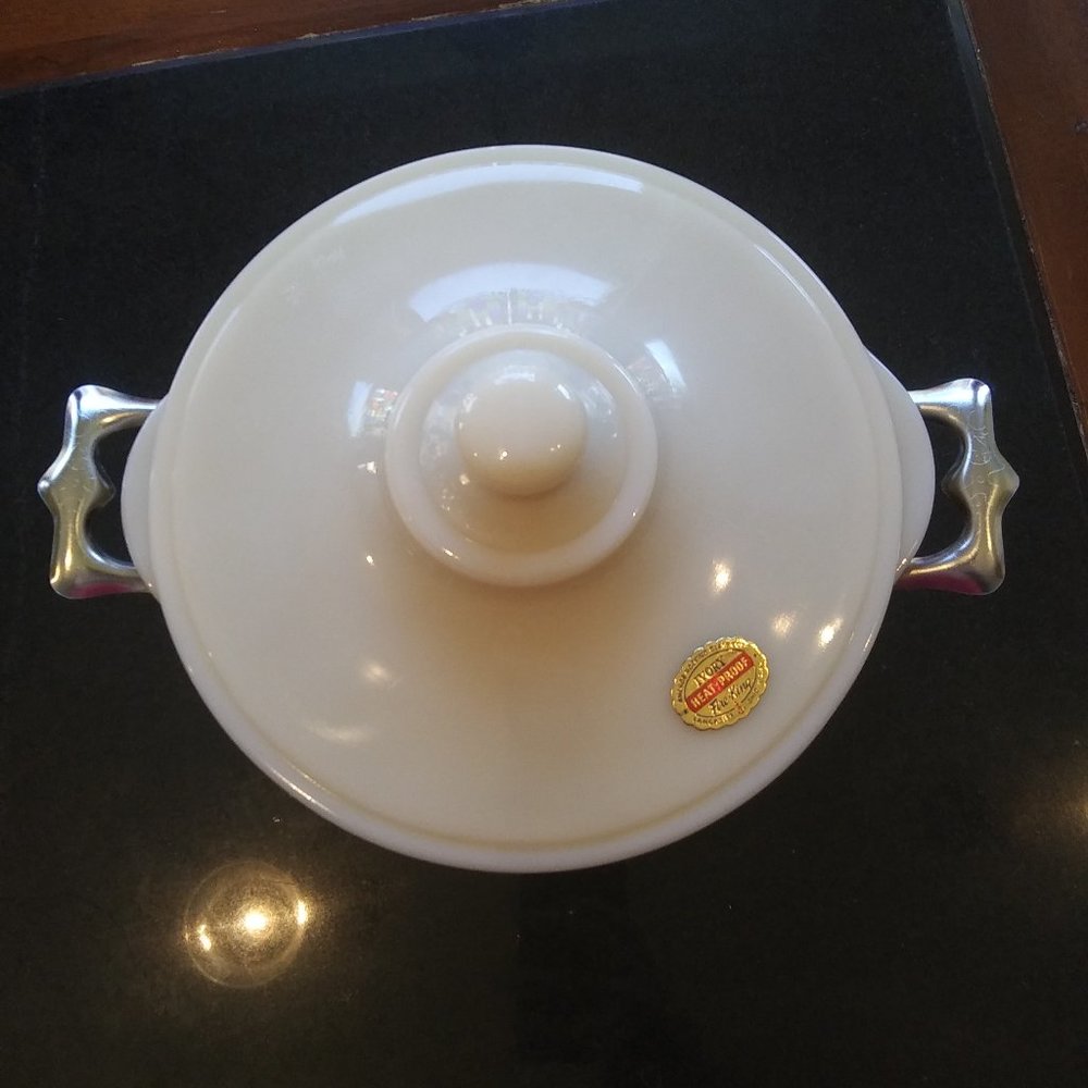 VTG New old stock Ivory Fire king Anchor Hocking made in USA covered dish